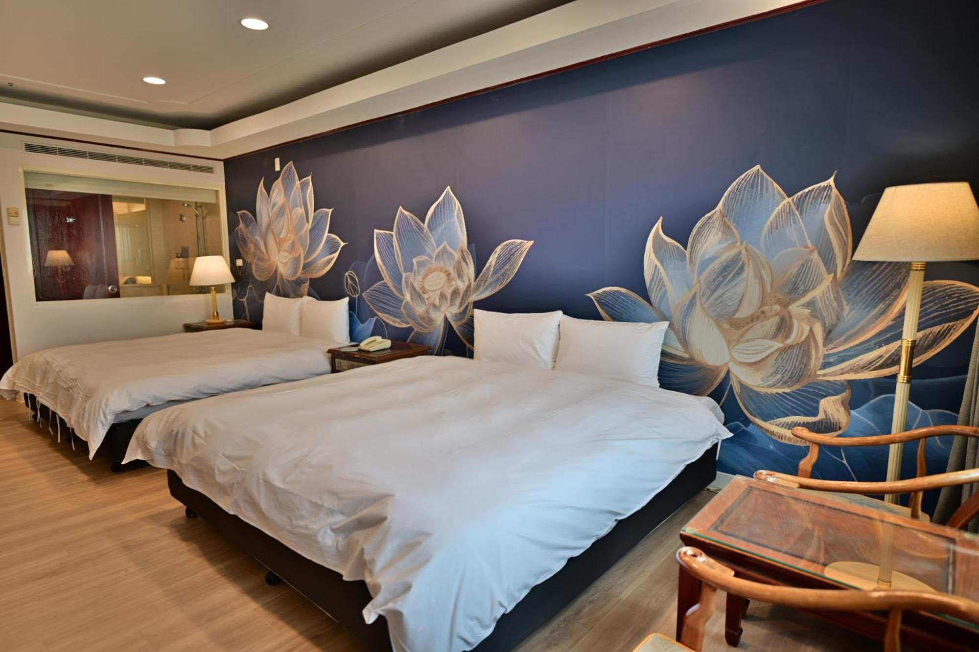 T Hotel Taichung Bagian luar foto