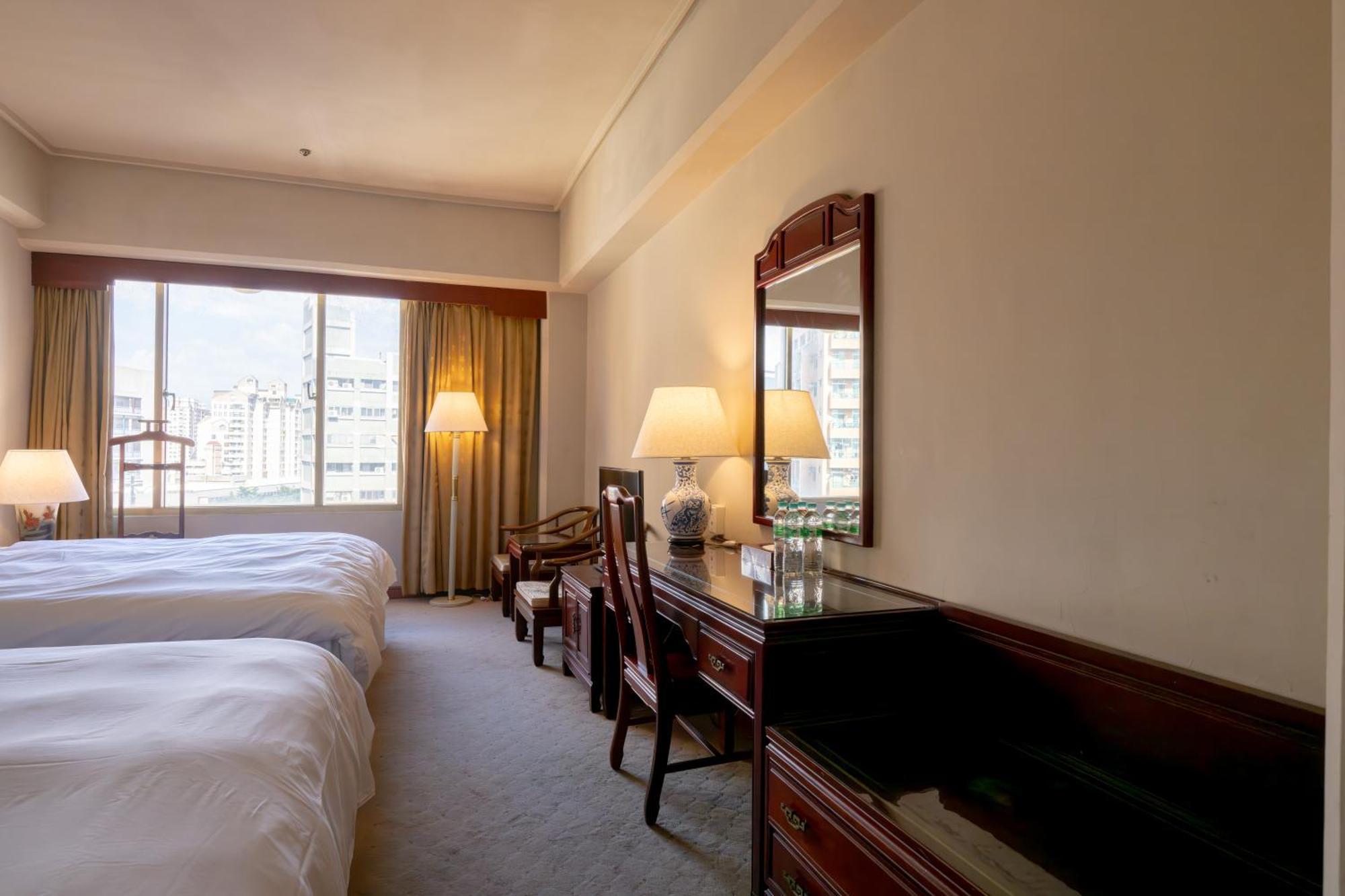 T Hotel Taichung Bagian luar foto